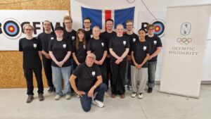 Read more about the article Heimssambands þjálfaranámskeiði stig 2 í bogfimi var frestað um viku vegna sólmyrkva en allir 11 náðu prófi